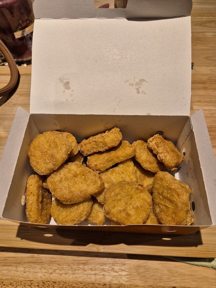 Dale_17_'s tweet photo. @McDonaldsUK - Might be worth training the incompetent staff you have at your #Longton branch. Ordered on the app, 20 spicy nuggets to get home to find 20 normal nuggets. When do you think staff will learn? #McDonaldsUK #McUseless #ImNotLovinIt https://t.co/PRYy3qqOaH