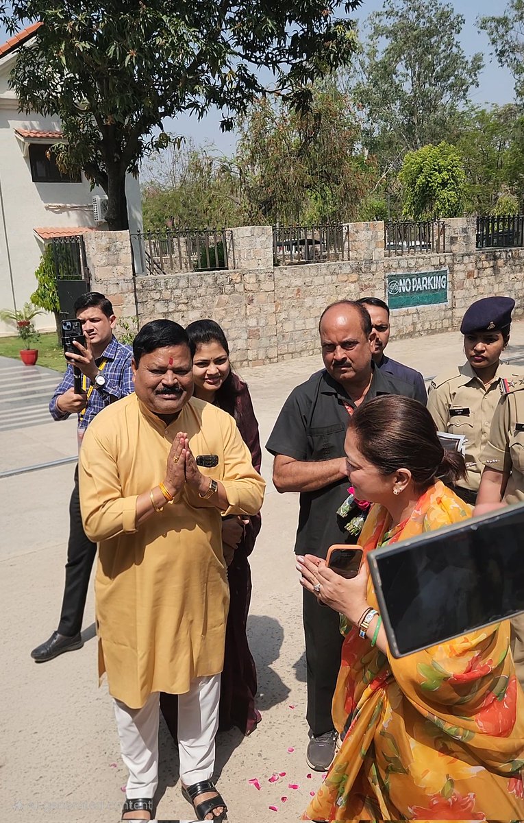 “आज ममतामयी श्रीमंत महारानी साहिबा प्रियदर्शिनी राजे सिंधिया जी का स्वागत, वंदन एवं अभिनंदन कर उनका स्नेहपूर्ण आशीर्वाद प्राप्त करने का सौभाग्य मिला।”
<a href="/AScindia/">Mahanaaryaman Scindia</a> <a href="/JM_Scindia/">Jyotiraditya M. Scindia</a>