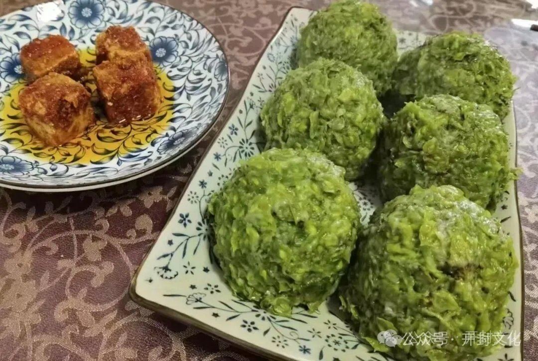 每年三四月份，在中原大地上，老榆树攒着劲儿，把一嘟噜一嘟噜的嫩榆钱缀满枝丫。榆钱看起来绿莹莹、圆滚滚，凑在鼻尖闻，散发出清清淡淡的草木甜香，是开封人记忆里最难忘的故乡春味。