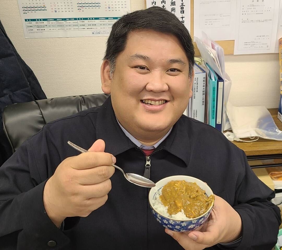 🔥＜三月場所満員御礼ゲリラ企画＞🔥 
大阪先発事務所直伝のカレーレシピを再現！
三月場所の長い準備期間からの楽しみは親方が作るまかないカレー。

 数量限定で『親方カレー』を販売いたします。

・1杯500円 
・なくなり次第終了 
・十三日目のみのご提供
 ちゃんこも通常販売します。