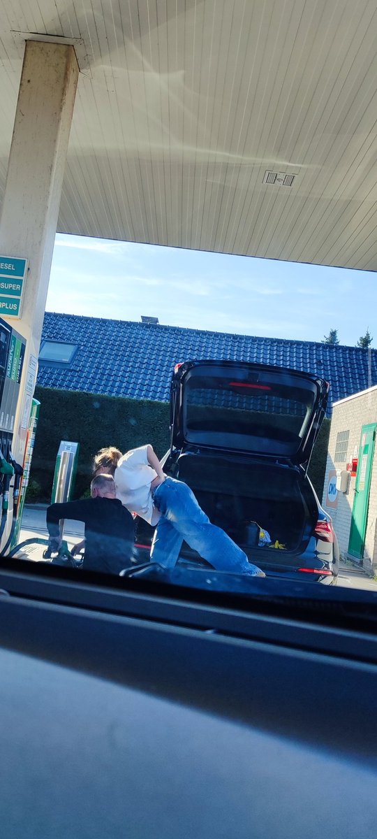 Leonie8484's tweet photo. @wijvangisteren File hier bij de pomp, allemaal Nederlanders met allemaal extra jerrycans mee 🤣 https://t.co/g0tmvbk2IS