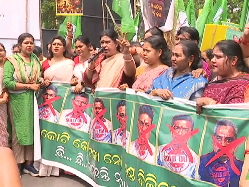 DharitriLive1's tweet photo. -ରାଜ୍ୟସଭା ନିର୍ବାଚନରେ କ୍ରସ୍ ଭୋଟିଂ ପାଇଁ ବସ୍ତା ବିଧାୟିକା ସୁବାସିନୀ ଜେନାଙ୍କ ଘର ଆଗରେ ପ୍ରତିବାଦ 
-ବିଜୁ ମହିଳା ଜନତା ଦଳ ସଭାପତି ସ୍ନେହାଙ୍ଗିନୀ ଛୁରିଆଙ୍କ ନେତୃତ୍ୱରେ ପ୍ରତିବାଦ

#BastaMLA #CrossVoting #RajyaSabhaElection #BMJD #SnehanginiChhuria #Odisha #Dharitri

📲 Follow Dharitri – Odisha’s No.1 Odia Daily 📰✨