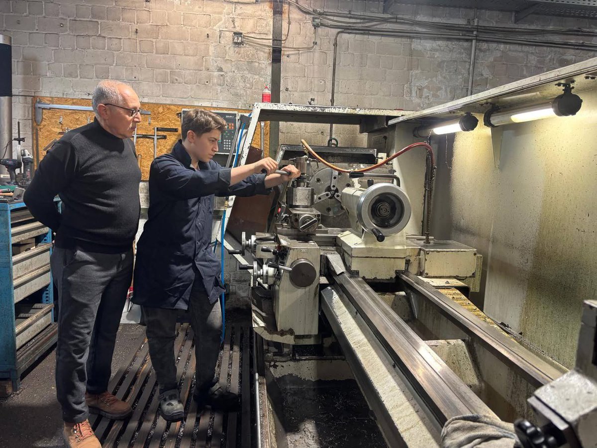 Makedonya’daki Milkuz fabrikasında staj yapan öğrencilerimiz, Recai Ocak Türkiye Ulusal Ajansı koordinasyonunda CNC abkant pres ile metal şekillendirme süreçlerini uygulamalı olarak öğreniyor.