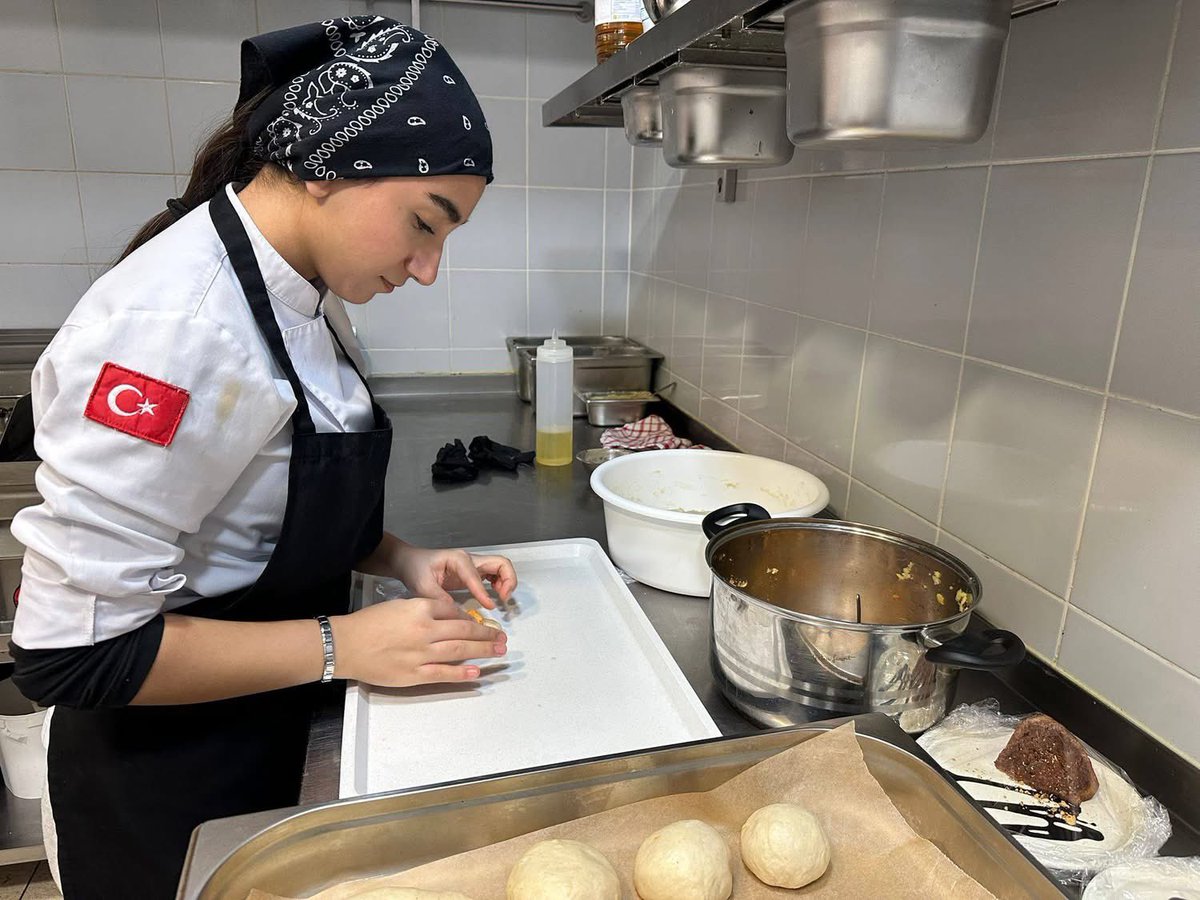 Erasmus+ kapsamında Avrupa’da bulunan öğrencilerimiz, geleneksel patatesli poğaçamızı tanıttı. Altın sarısı rengi ve tam kıvamındaki lezzetiyle tam not alan şeflerimizi kutluyoruz. 👏