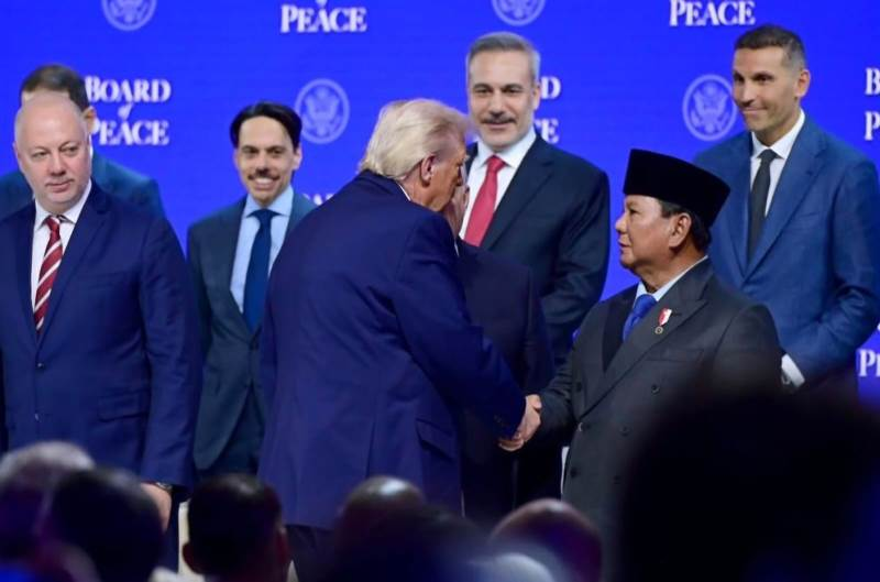 Guys Prabowo baru saja digugat di PTUN Jakarta.
Bukan oleh partai oposisi. Bukan oleh politisi. Tapi oleh koalisi masyarakat sipil CELIOS, AJI, WALHI, Indonesia for Global Justice, dan beberapa organisasi lainnya.
Gugatannya soal apa?
Perjanjian dagang Indonesia-Amerika yang