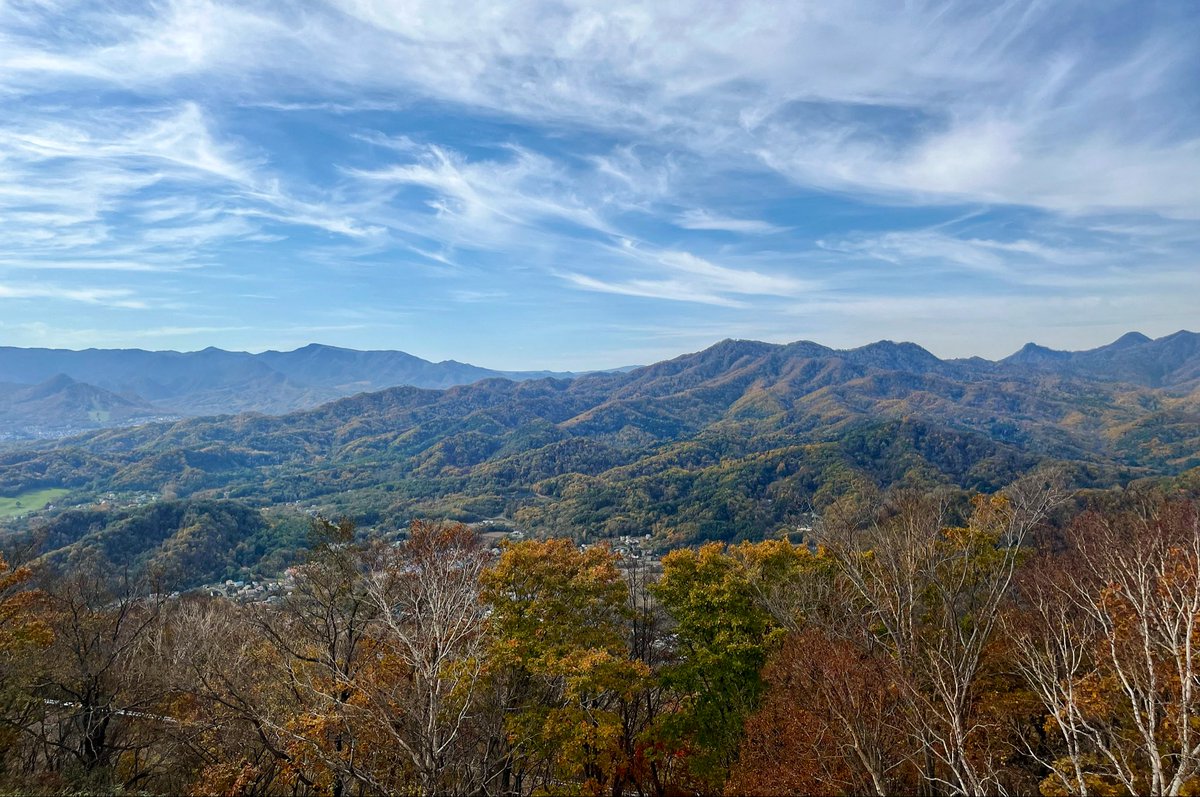 Ipaintatnight's tweet image. Good morning everyone #ThursdayVibes #mountains #NatureScenery #NatureBeautiful  Majestic mountains meet the morning mist.