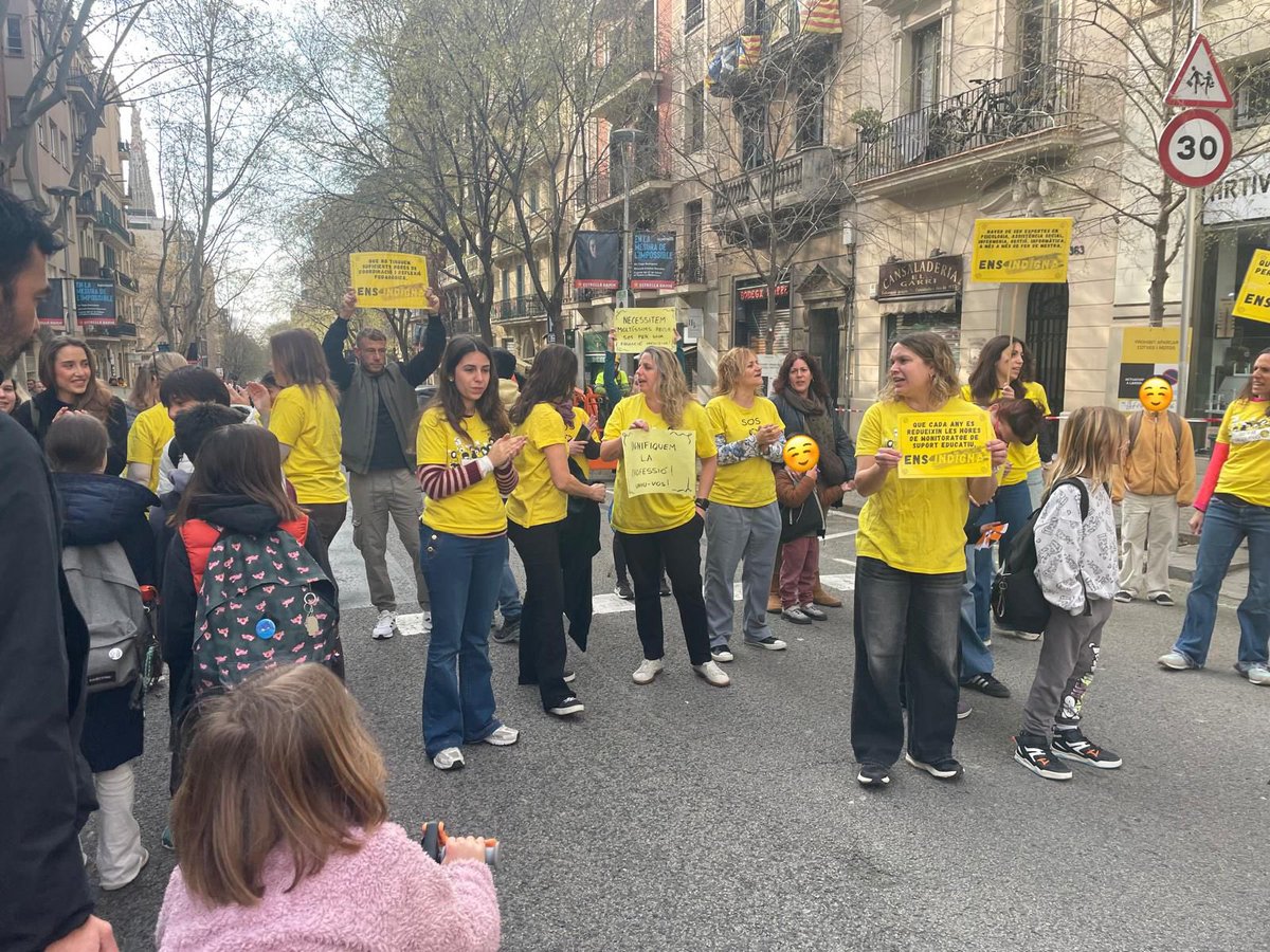 fructuosG's tweet photo. Concentració davant l’escola com cada matí. Mestres i famílies de l’escola Fructuós Gelabert amb la vaga i per la millora de l’educació. https://t.co/itn6g0aMCQ