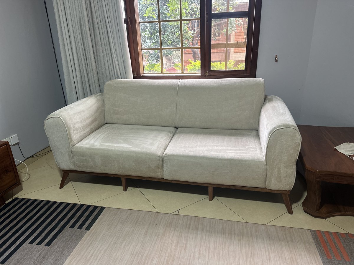Beinomugisha_'s tweet photo. Don’t throw or rush to repair that couch, it’s just dirty not old. https://t.co/C1WPfepoSI
