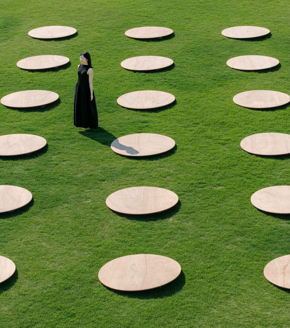 journaldesign's tweet image. Donner une forme tangible au processus de transition de l’humanité
Toutes les infos &amp;amp; photos sur cette oeuvre : bit.ly/4bzXdr2

#art #installation #moulding #arc #discs #plywood #circle #humanity