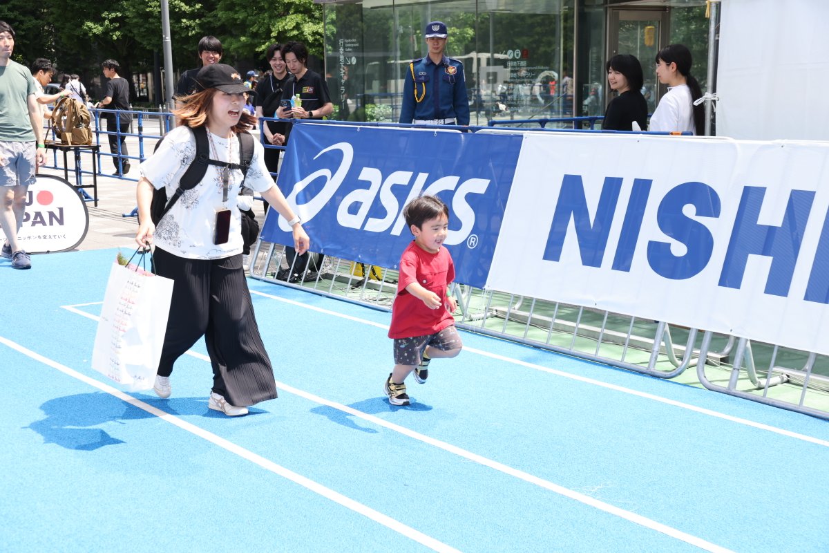 SPEEDSTAR30m's tweet photo. 「一般タイムトライアル」では子供から大人まで全力疾走！
事前申し込み不要レーンでは観覧していた人や、たまたま通りかかったりした人たちも飛び入り参加🔥
合計274人が30ｍタイムトライアルに挑戦しました！
ふらっと気軽に走れるのも楽しい思い出に👀
#SPEEDSTAR30ｍ　#RIKUJOJAPAN　#JAAF https://t.co/eWh62ix6fs