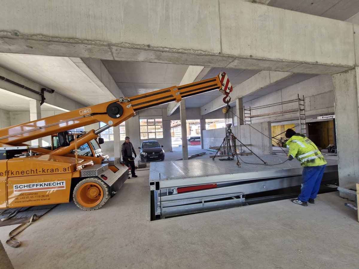 malukGmbH's tweet photo. HubHero😍 6,10 Meter lang und 2,95 m breit! Hubkraft 6,5 Tonnen 🚀Schon ein strammer Bursche, dieser Autohubtisch 💪 YouTube https://t.co/L3Q5HuLHxo
#hubtisch #carlift #maschinenbau #kfz #maluk https://t.co/RibzXspjL1