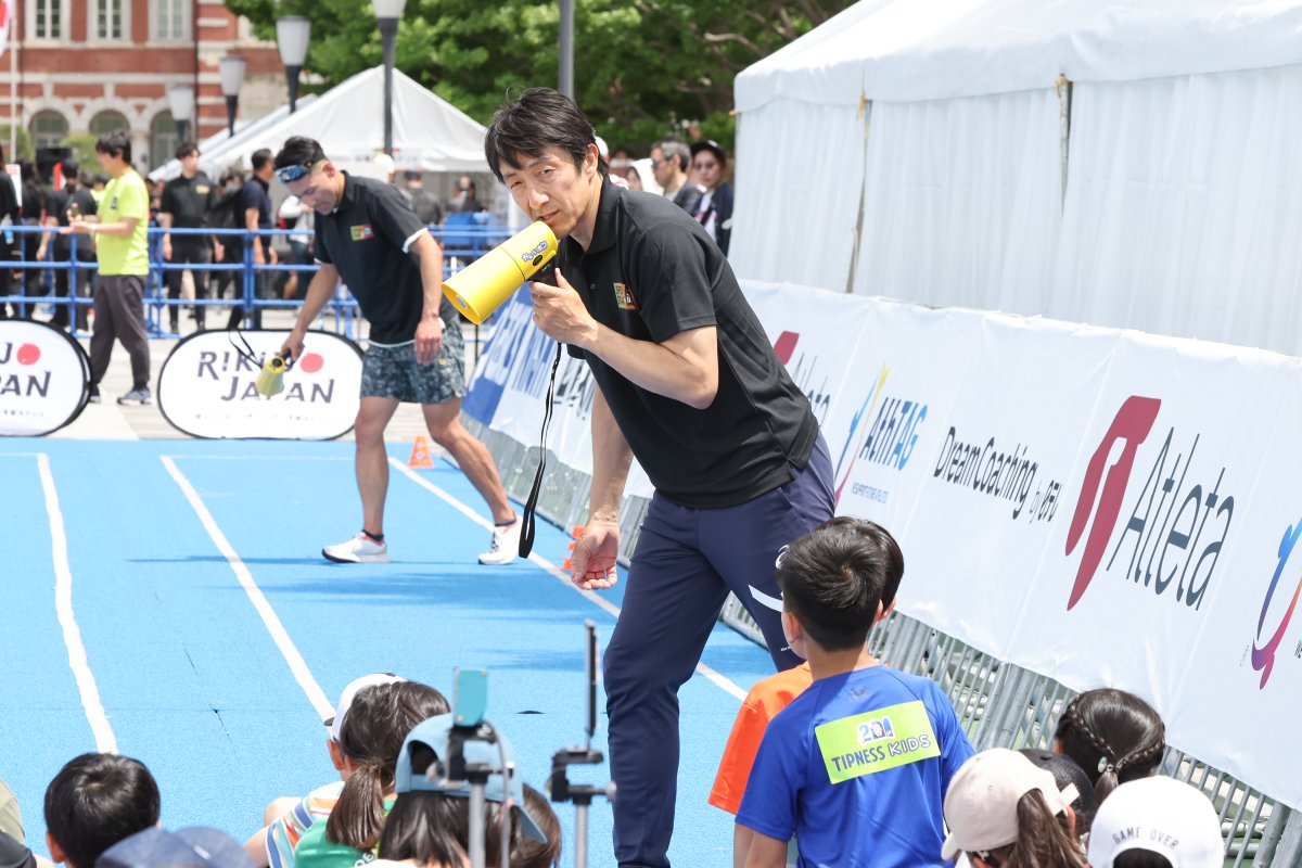 SPEEDSTAR30m's tweet photo. 小学生を対象としたキッズかけっこクリニック。
なんと講師は、2008年北京オリンピック男子4×100ｍリレーで銀メダルを獲得した朝原宜治さん！
世界を舞台に活躍したアスリートによる直接指導に、子供たちも目を輝かせていました✨
#SPEEDSTAR30ｍ　#RIKUJOJAPAN　#JAAF https://t.co/ZzEXm5S2jl