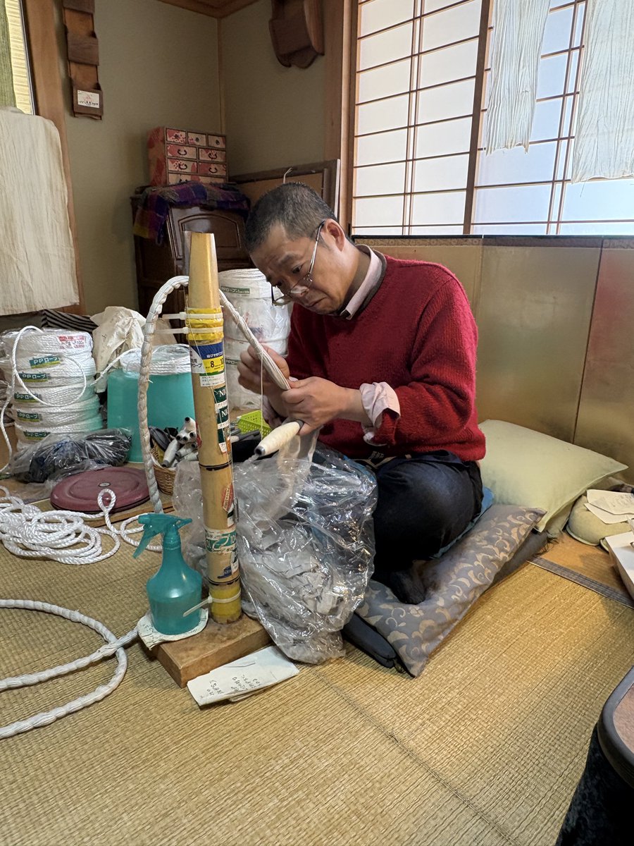 FumihikoHyodo's tweet photo. 名古屋市緑区鳴海の絞り職人！
伏見嘉晃氏🌟
伏見氏は大変人気な絞り職人で、もう予約が取れないのです。3年待ち！
とても、楽しい、職人さんです。笑
この写真は【大島紬】になります。
🌟🌟🌟鳴海中学校出身(^○^) https://t.co/6t5EVoKQX1