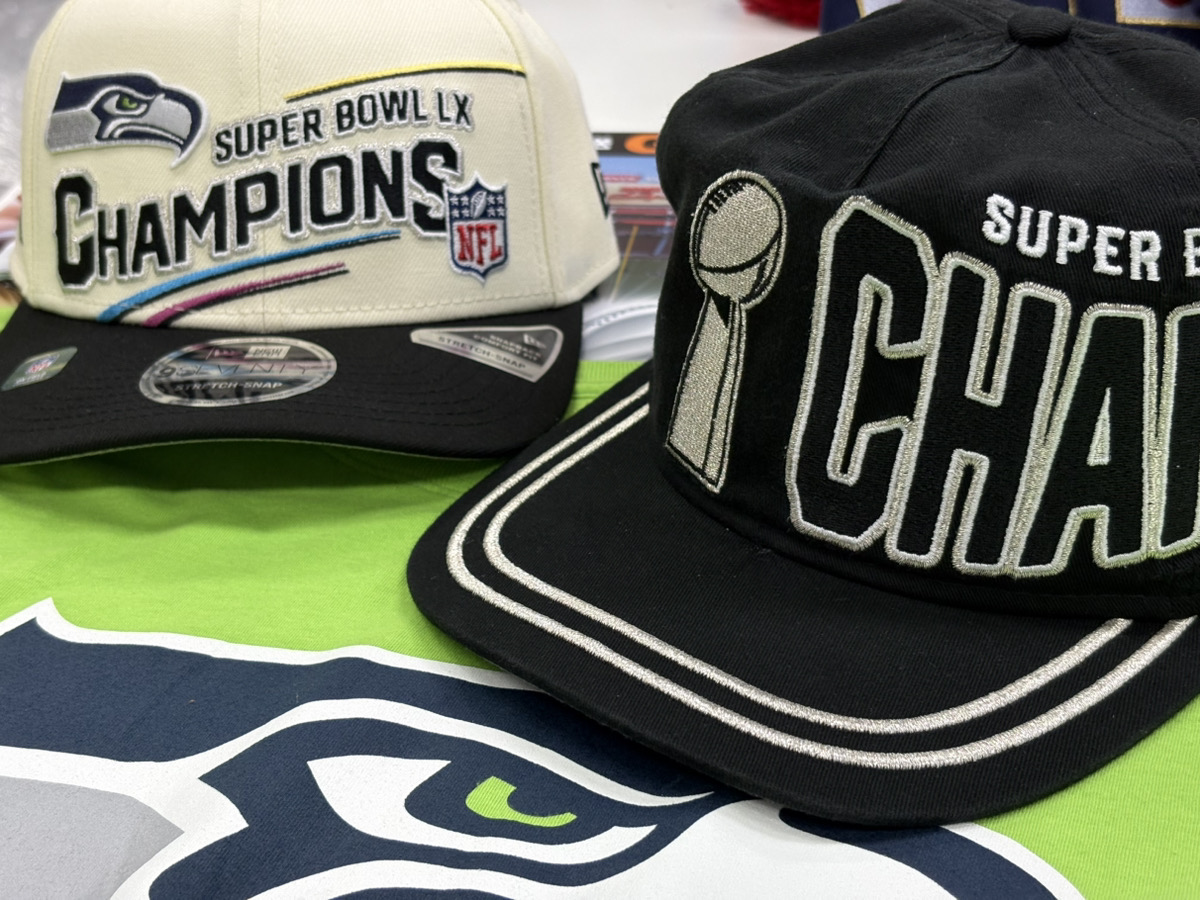 selection_nfl55's tweet image. \シーホークス スーパーボウル優勝記念キャップが店頭入荷🎉/

優勝直後に選手らが着用していた"ロッカールームキャップ”&amp;amp;パレード時に着用していた”パレードキャップ”が新登場✊
パレード版は”19TWENTY"というレトロキャップのような新仕様です✨️

#SuperBowl #Seahawks

🚩selection-j.com/l/105262