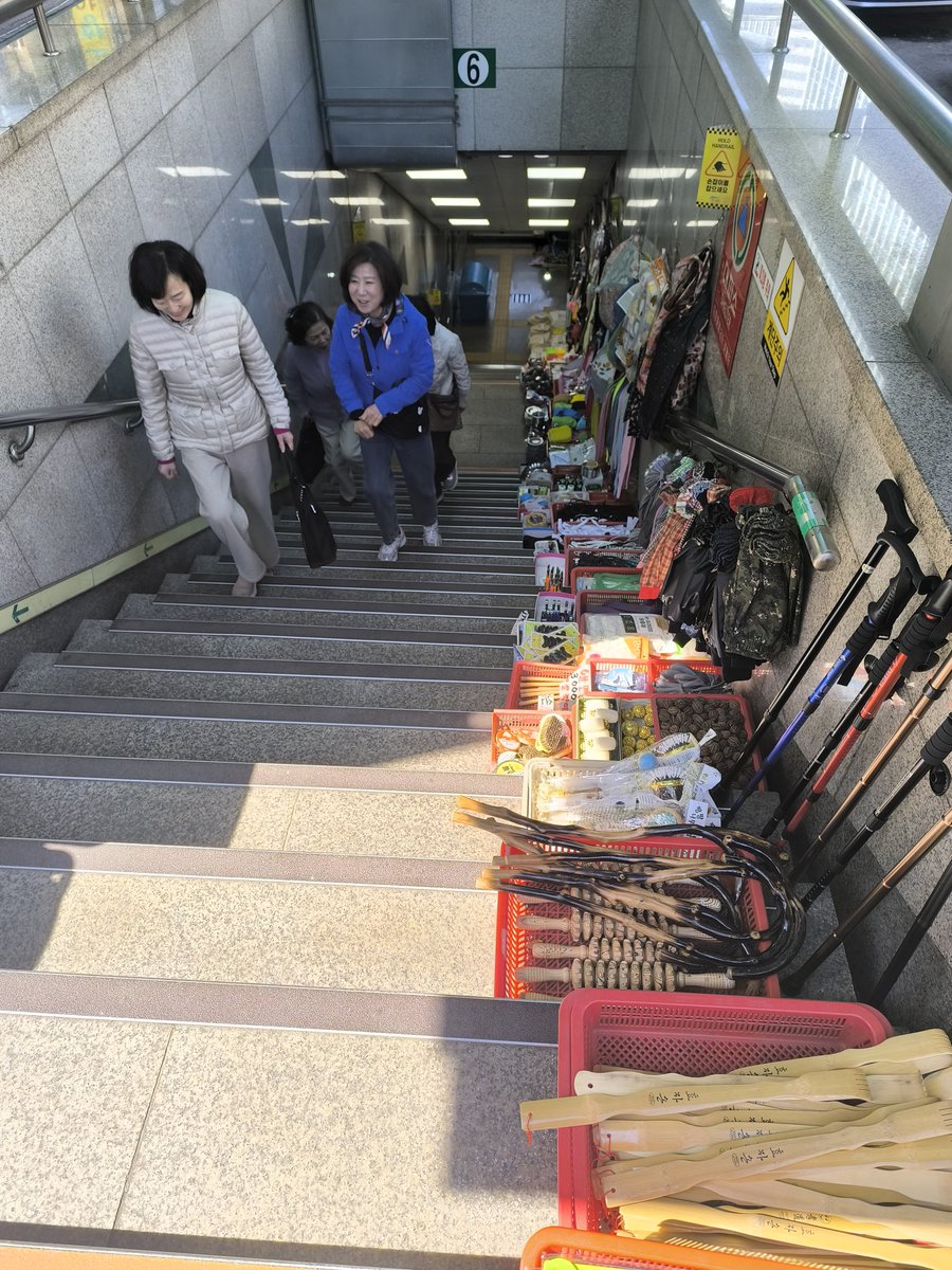 shioemon777's tweet image. ⑰地下鉄おりる階段でも商売
足ツボマットを買いそうになり娘に止められた😂

＃ソウル
＃東大門
＃商売