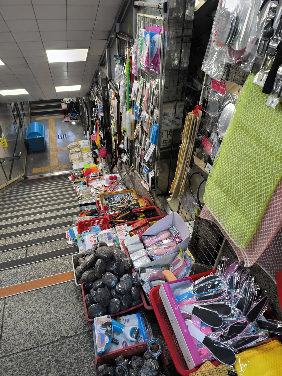 shioemon777's tweet image. ⑰地下鉄おりる階段でも商売
足ツボマットを買いそうになり娘に止められた😂

＃ソウル
＃東大門
＃商売