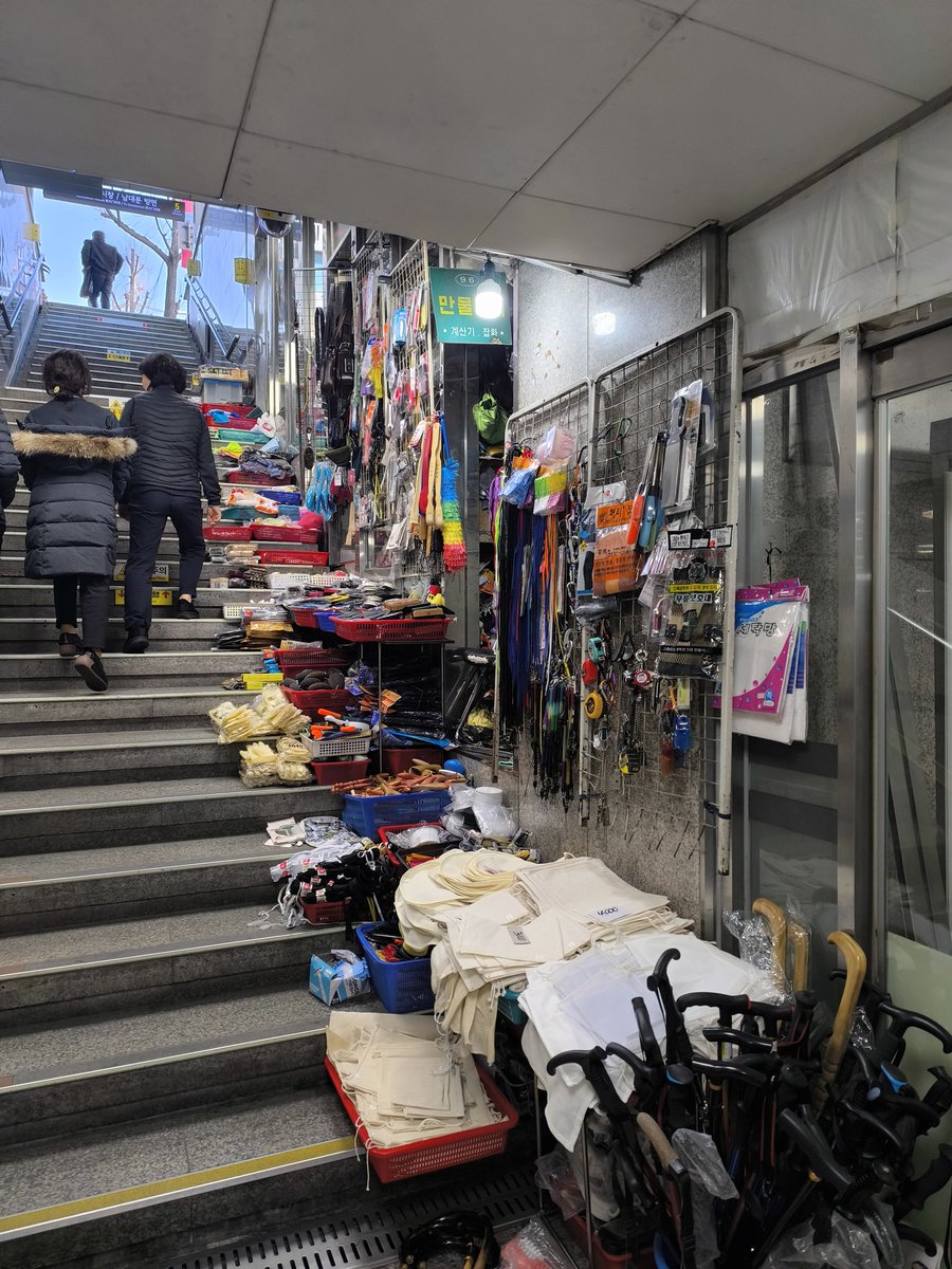 shioemon777's tweet image. ⑰地下鉄おりる階段でも商売
足ツボマットを買いそうになり娘に止められた😂

＃ソウル
＃東大門
＃商売