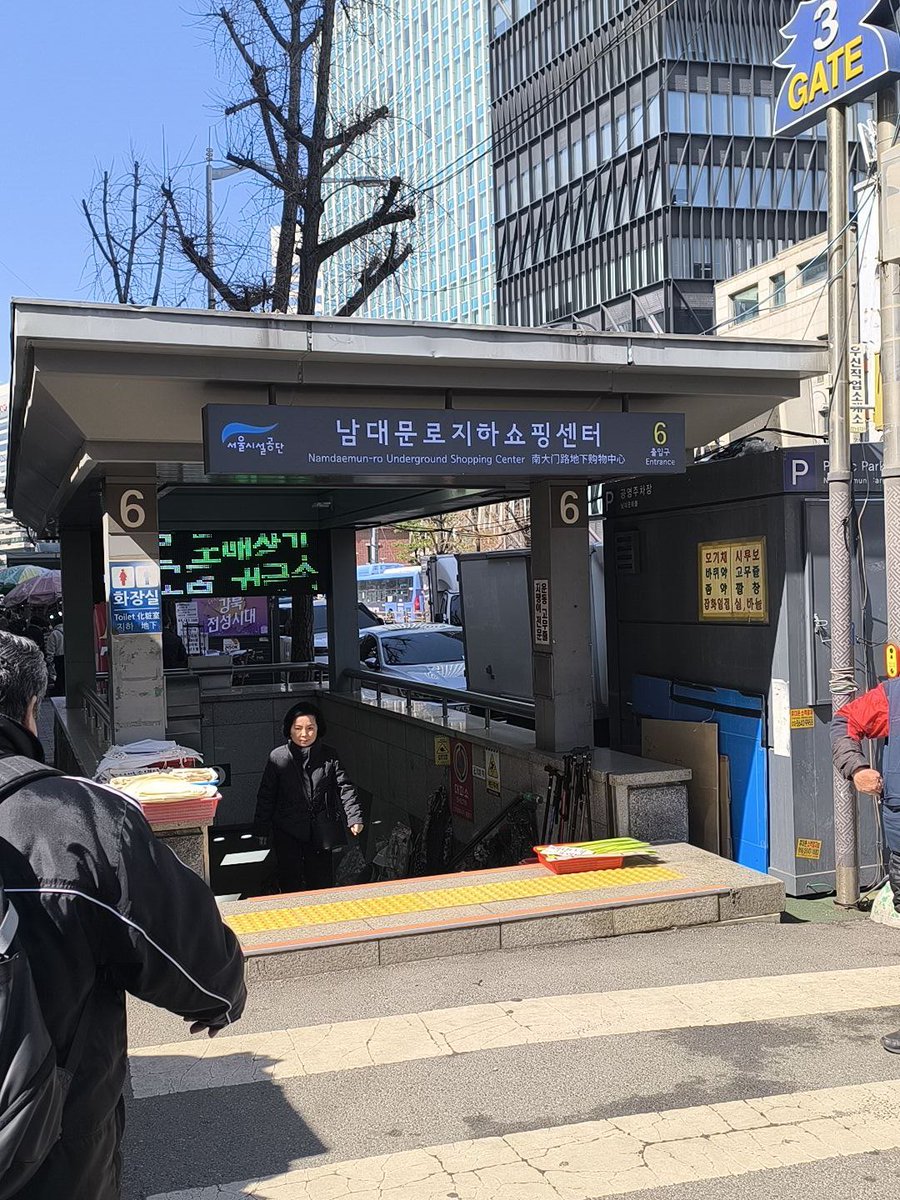 shioemon777's tweet image. ⑰地下鉄おりる階段でも商売
足ツボマットを買いそうになり娘に止められた😂

＃ソウル
＃東大門
＃商売