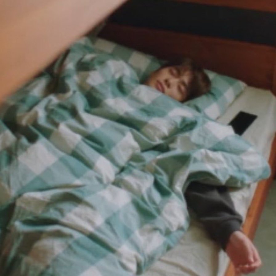 “ลูกแหละไปปลุกหม่าม้า”
“มั่ยเอ๊าาา ปะป๊าก็ไปปุดเองฉิ!”
“แต่ปะป๊าเป็นคนล้างจานแล้วนะ”
“หนูก็เก้บของเล่นแล้ว!!!”
“หม่าม้าตื่นแล้ว เถียงกันดังขนาดนี้น่ะ”
“หม่าม้า ปะป๊าแก้งหนู!!”
“อ่าว”