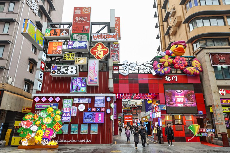 YouthChina's tweet image. On March 17, 2026, in #Guiyang City, #Guizhou Province, the national-level tourist #leisure district Guiyang Qingyun Night #Market, which blends retro and trendy elements, attracted visitors. Transformed from the old Guiyang Knitting Mill, the district retains the city's vibrant