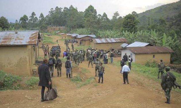 mediacongo's tweet photo. Guerre à l'#Est de la #RDC: Un renforcement massif des forces de la coalition #RDF/#M23 est signalé à #Bukumbirwa, précisément à la limite entre #Ikobo et #Kisimba, dans le #Walikale. Alors que des troupes et munitions arrivent de #Bwito et #Rutshuru, des analystes redoutent une offensive imminente vers la cité stratégique de #Pinga
