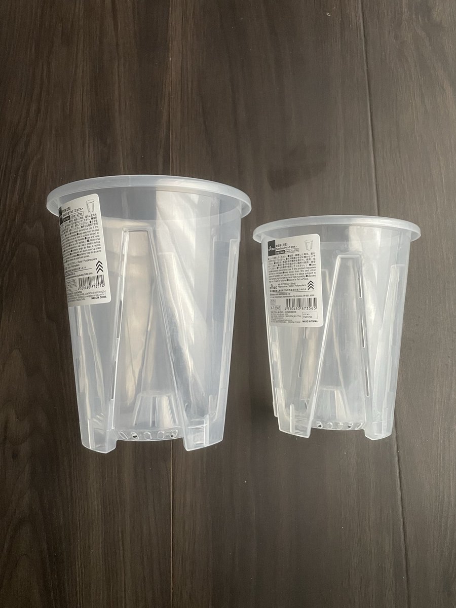 KZ_SecretBase's tweet photo. ダイソーに何やら良さげな園芸グッズがあったので試しに幾つか買ってみました！

購入商品：育苗鉢(3号、4号)

サイドスリット、高台付き、鉢底中心部にもスリットが施されています
※サイズは6号まで

比較プラ鉢
黒：プレステラ105
透明：EG－105L https://t.co/Oc4BW7Bn82