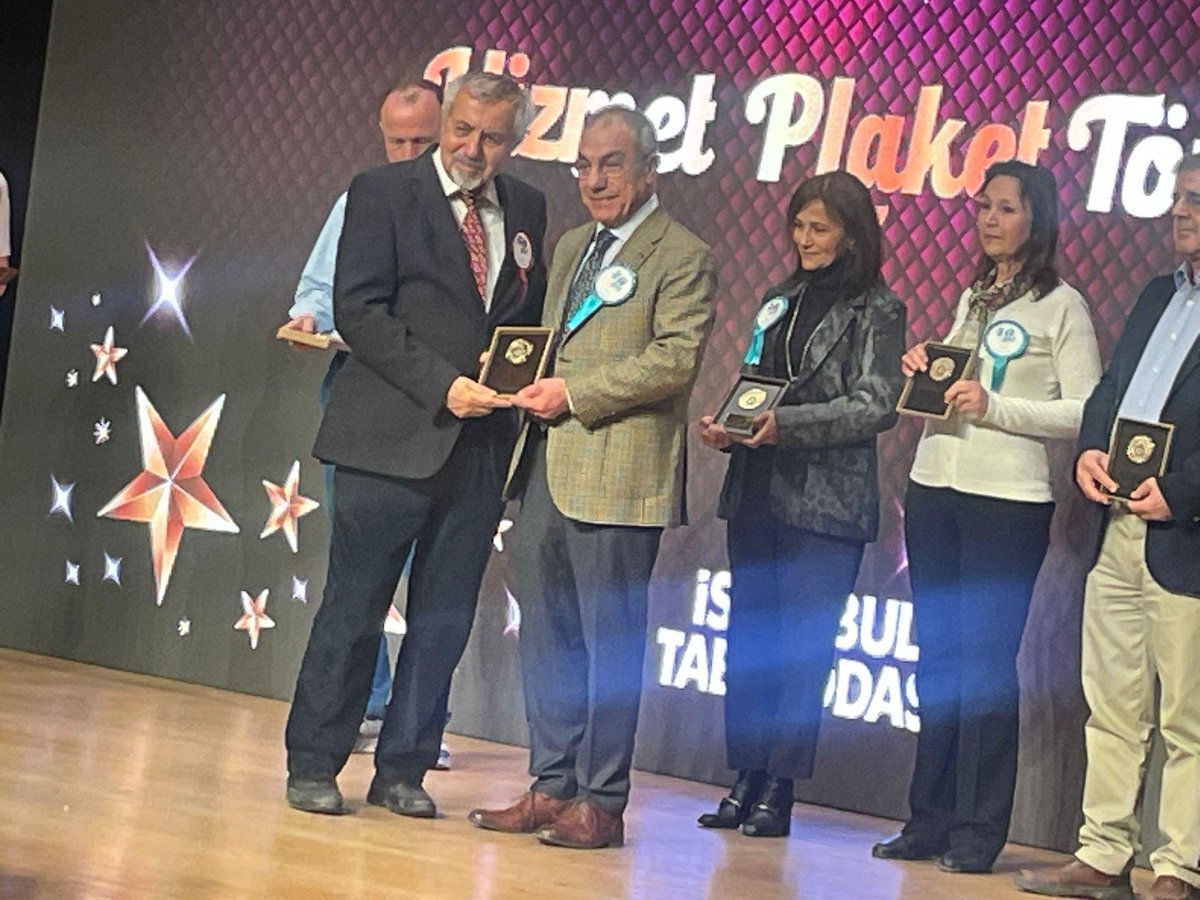 drmihmanli's tweet photo. Hekimliğe adım attığım ilk günden bu yana geçen 40 yılın ardından, İstanbul Tabip Odası tarafından takdim edilen bu anlamlı Hizmet Plaketi ile onurlandırılmak benim için tarifsiz bir gurur ve derin bir mutluluk oldu. 😌

#ProfDrMehmetMihmanlı #genelcerrahi #tabipodası #ödül https://t.co/T8vjHhCiF8