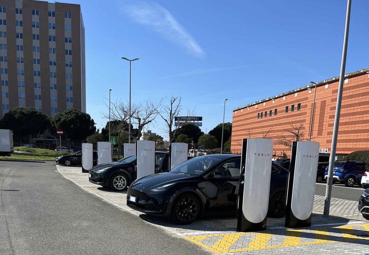 Tesla Charging tweet media