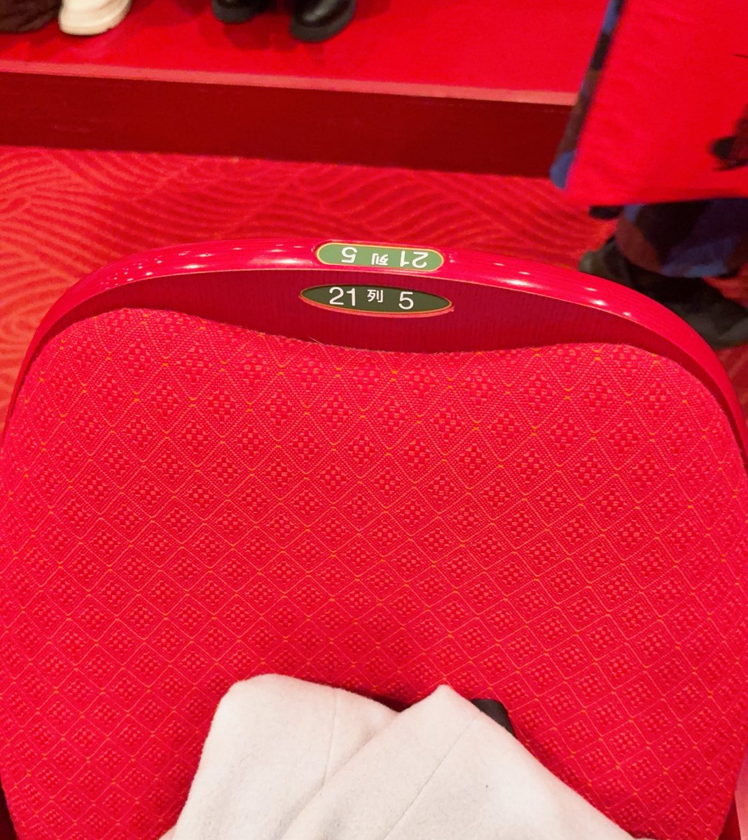 今日21列目で奇跡😭💫客席降りで
聖乃あすかさんが私と隣の座席に手をかけ、
背中でもたれかかりまして
そのまま目線落としてくれて見つめ合えました🥹💗💗💗ド確定ファンサに大興奮で後半覚えてません。とにかく綺麗な目とお肌でした。三種の神器返したくなりました（？）