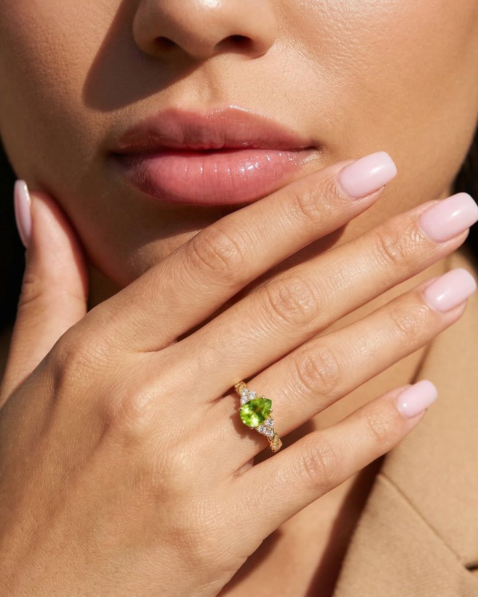 Romalarjewelry's tweet photo. Major Bridgerton vibes. 🫖🍃 This vintage Pear Peridot is the ultimate pop of vibrant green. A true statement piece. 💚 #PeridotRing #Regencycore #VintageJewelry #PearCut #ROMALAR https://t.co/BiCNYLoz1o