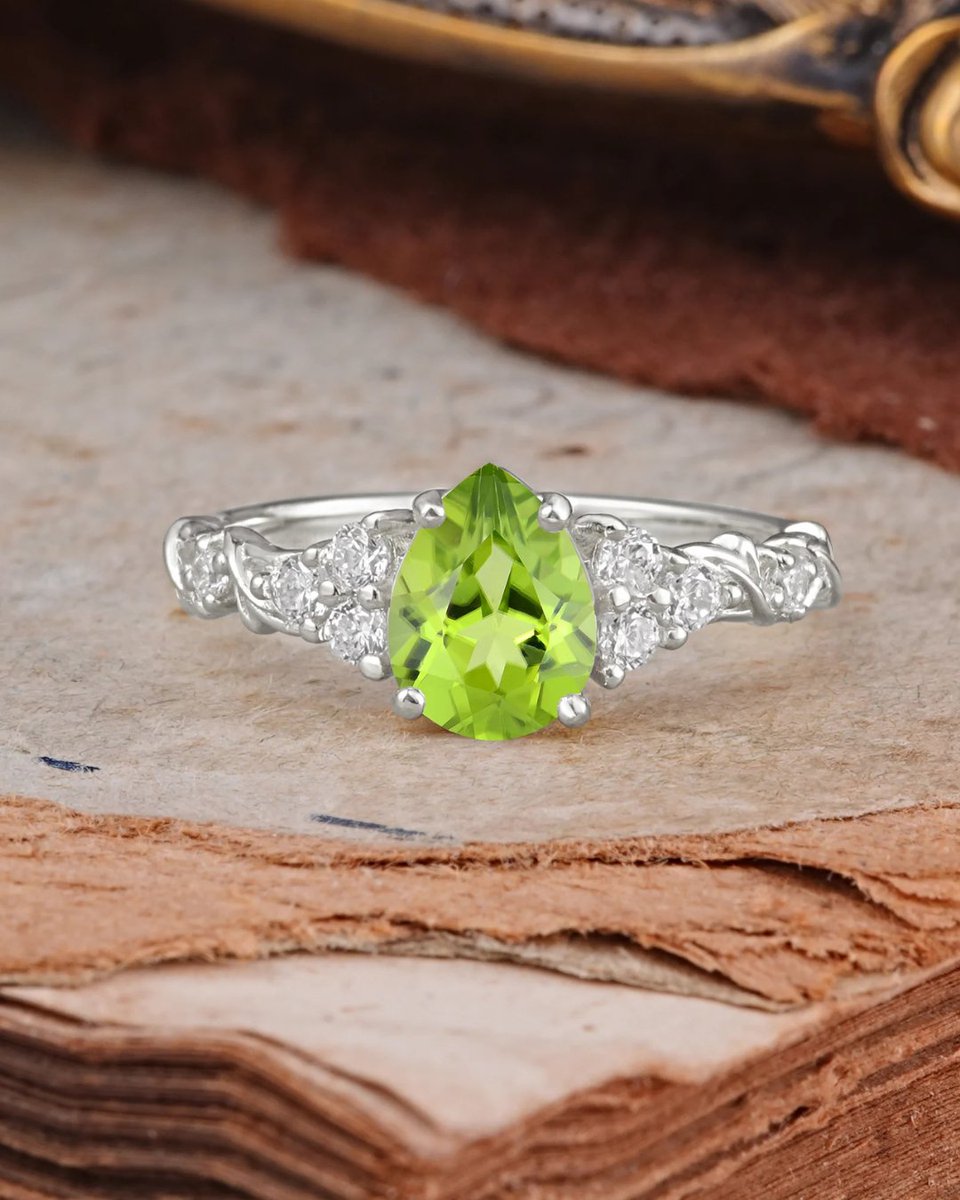 Romalarjewelry's tweet photo. Major Bridgerton vibes. 🫖🍃 This vintage Pear Peridot is the ultimate pop of vibrant green. A true statement piece. 💚 #PeridotRing #Regencycore #VintageJewelry #PearCut #ROMALAR https://t.co/BiCNYLoz1o