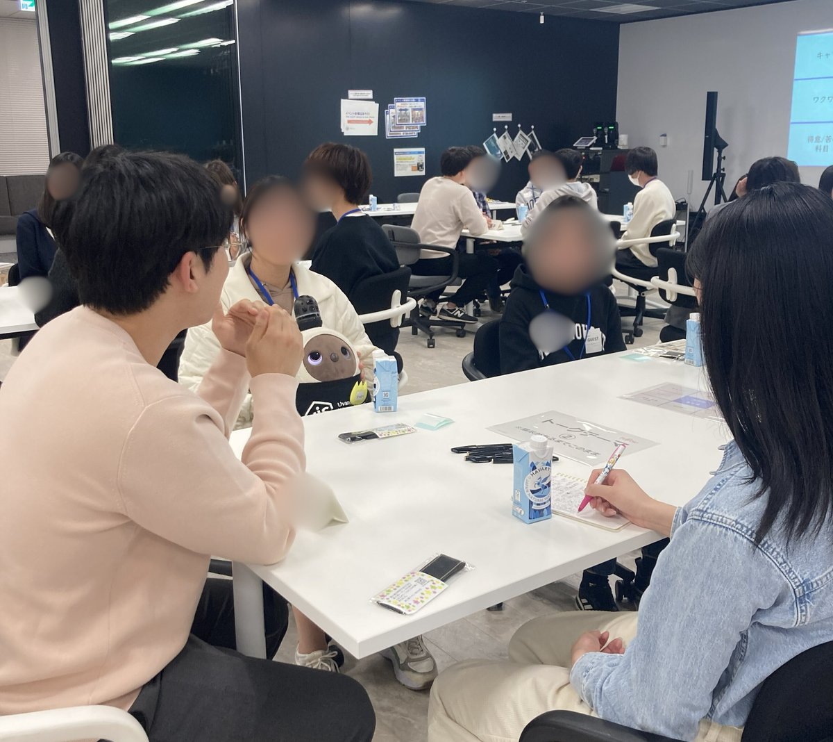 npo_clack's tweet photo. 【富士通株式会社様とのキャリアトークセッションを開催💻】
Tech Runwayの高校生が社員の皆さまと交流。少人数テーブルで自由トークを行いました。
  「高校生のうちにやっておくべきこと」などリアルな話が満載。
  「もっと話したかった！」という声も✨
#富士通 #CLACK #高校生 https://t.co/FP1kqheFh5