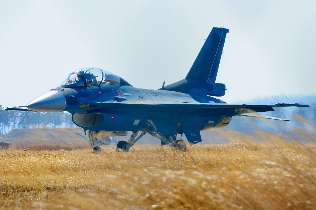 sky302tfs's tweet image. #松島基地
#F2B
突如降りてきた123号機✈️
IRAN明けの引取りなのか、配置転換なのか分からなかったけど、後席にはビニール袋がガッツリとベルトで固定されてました✋