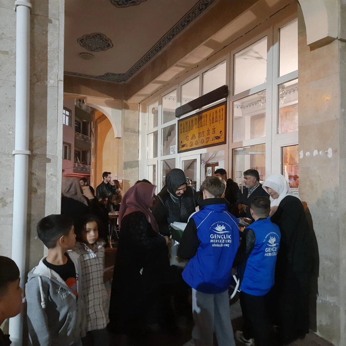 Kaman_GM's tweet photo. Son teravih namazı öncesi gönüllü gençlerimiz Kaman Çarşı Camii cemaatine ikramda bulundular.

@oa_bak @gencliksporbak @gsbgenclik @gsb_kirsehir https://t.co/mzy0i1VQeE