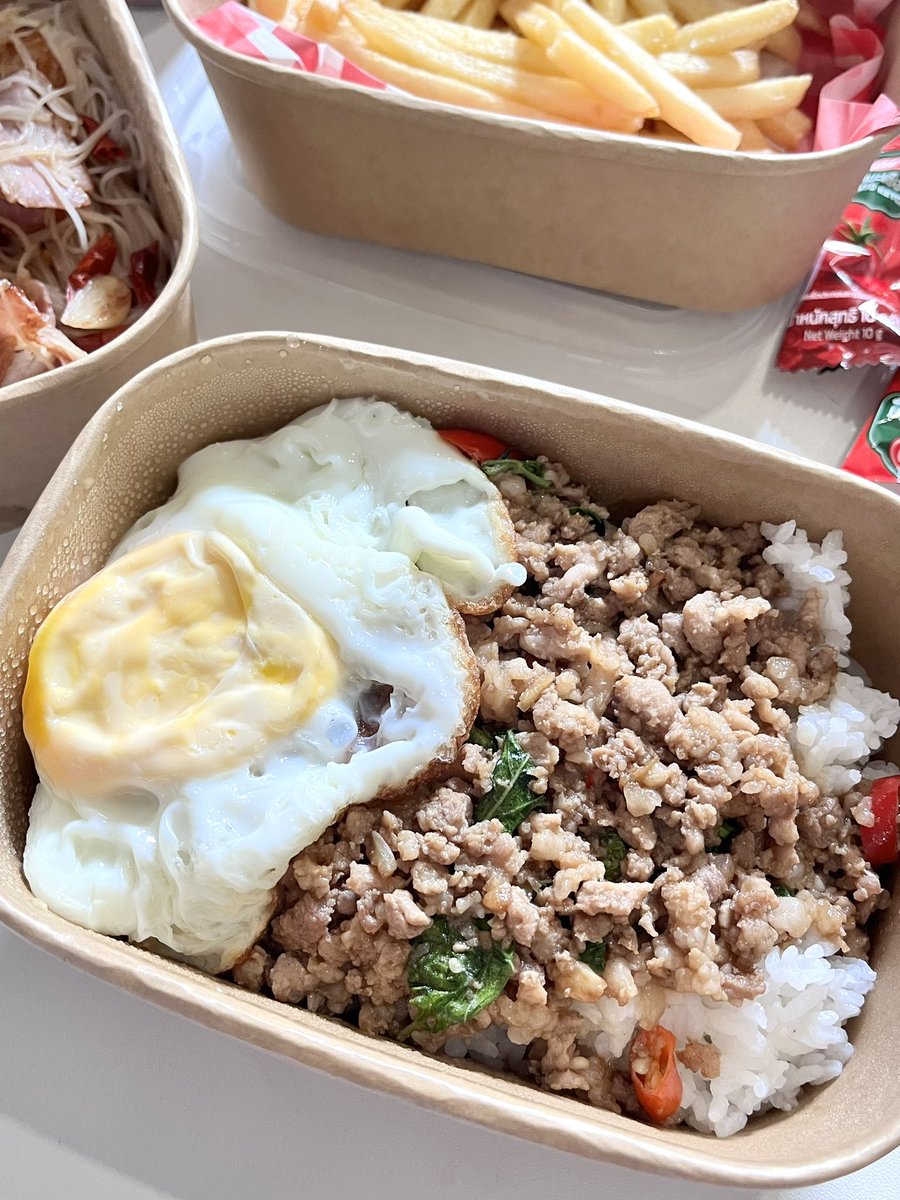 ลอปอ. tweet media