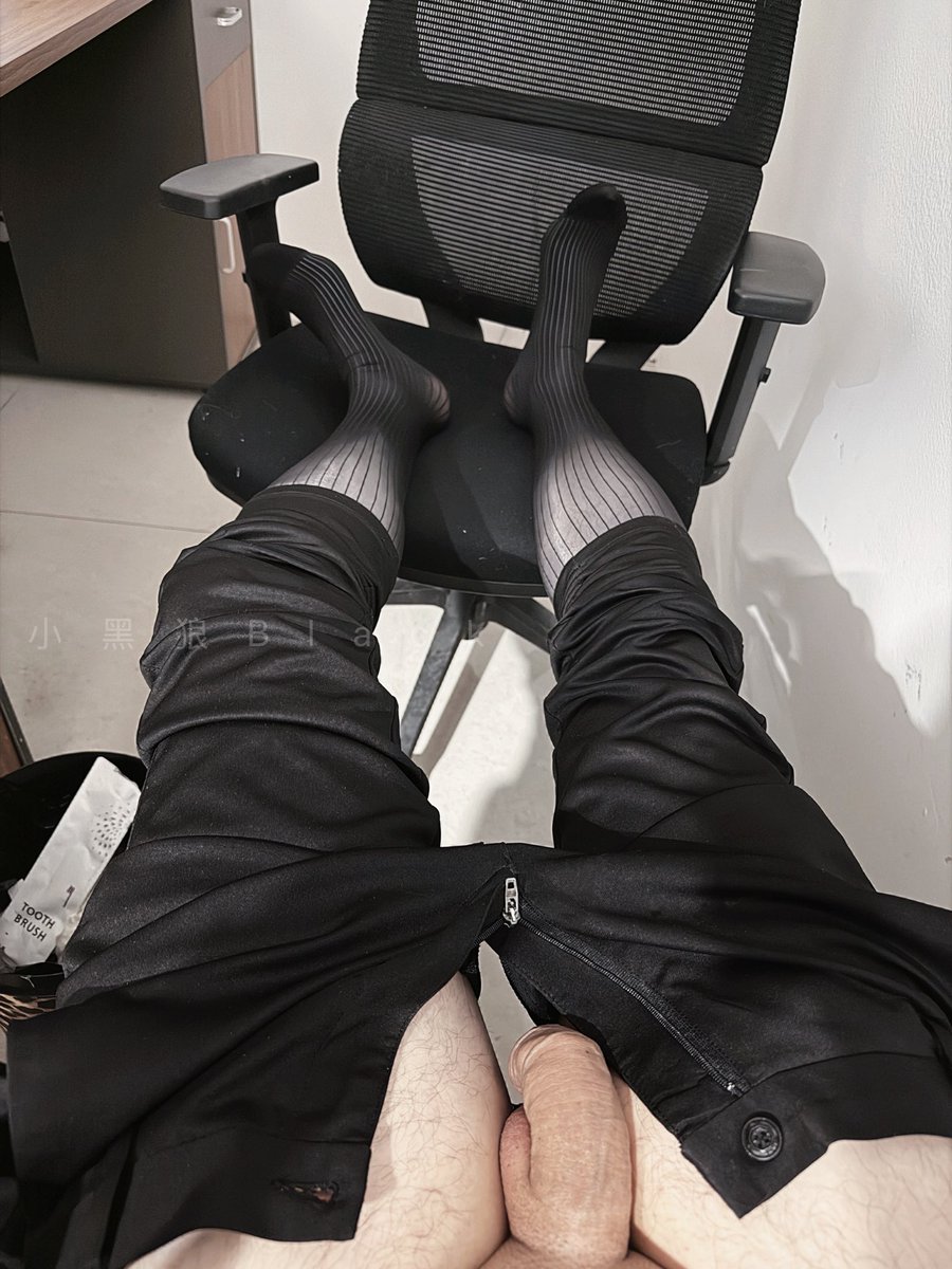 Heyxiaolang's tweet photo. 最近想买新的正装皮鞋丝袜了
你有觉得适合我的款吗
找我私下好好聊聊 https://t.co/L9xrwPWjWC