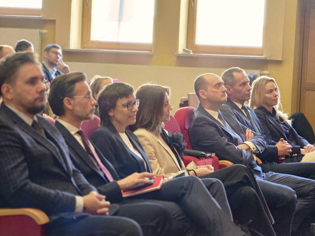 KrutulPawel's tweet photo. 🟥 Rozpoczynamy właśnie spotkanie z samorządowcami ''Cyfrowy samorząd-Podlaskie'' organizowanym przez  @CYFRA_GOV_PL , reprezentowane przez Jarosława Sarnę, Pełnomocnika ds. relacji z jednostkami samorządu terytorialnego #Podlaskie 

#NASK
#Bezpieczeństwo 🇵🇱
#KrutulPodlaskie https://t.co/050GTpaaLL