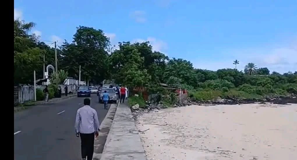 🔴 Naufrage au large de Mitsamiouli : une embarcation de 51 migrants en provenance du Congo, à destination de Mayotte, a chaviré.
Bilan provisoire : 13 morts, 30 survivants, 8 disparus.
Les recherches se poursuivent.