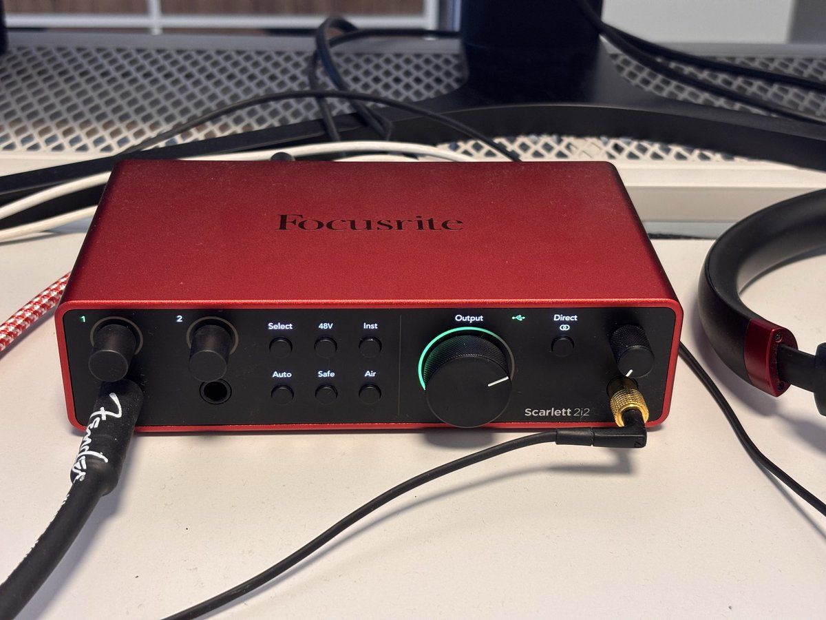 Андрей гоняет снигирей tweet media