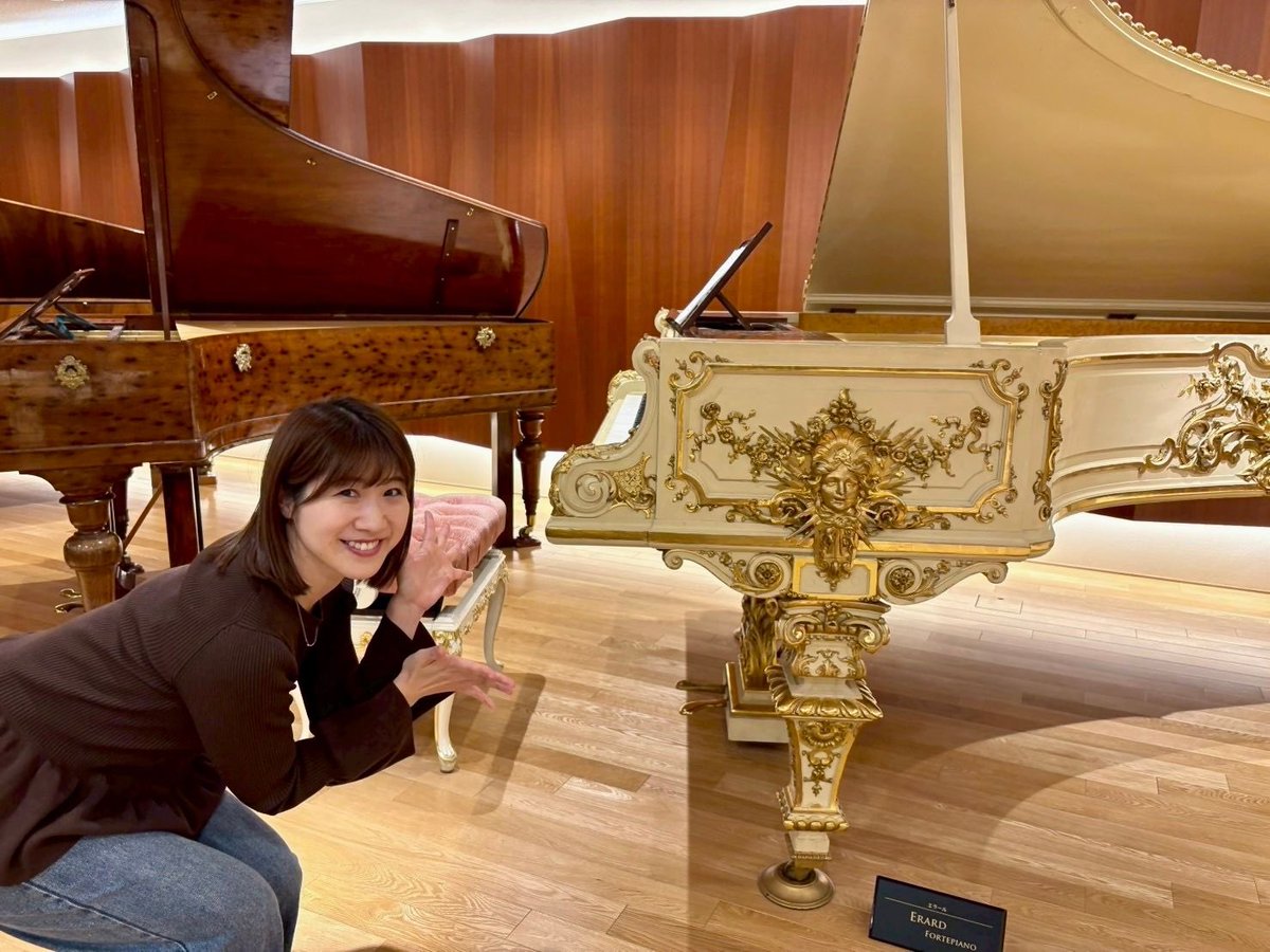 m_ongakushitsu's tweet photo. 皆さん！今日もお疲れさまです☺️

#ラジオの中の音楽室
#みんなの音楽室 

今シーズンラストとなる「課外活動」篇🎵
東京都新宿区の信濃町にあります、
「民音音楽博物館」での“音で旅する3日間“🎶　

2日目となる今日は‥学生時代「ピアノ」を専攻していた
#坂口愛美（@ami_sakaguchi_）  さんが、特に楽しみにしていた「古典ピアノ室」での模様をお送りします。

パンフレットの写真を見るだけでも圧巻の一言👏そのお部屋には、16世紀から20世紀まで、音楽史を彩った“名器“というべき歴史あるピアノがズラリと並んでいました。
こんな風に簡単に説明してしまうのも恐れ多いというくらい、とにかくこのラインナップは奇跡です✨

しかも観るだけではなく、そのピアノの音色を奏でて下さる演奏者の方もいらっしゃいまして、今日はそれぞれの持つ素晴らしい“歴史の音“を皆さんにお届けしてまいります🎹✨

あのモーツァルトが‥ベートーヴェンが‥ブラームスやシューベルトが‥偉大なる作曲家達が愛したピアノ。
今日も時空を超えた音楽の物語を是非お聴き下さい🎶

「みんなの音楽室」
このあと開校です📻

#民音 #音楽博物館
#古典ピアノ
#作曲家たちが愛したピアノ
#音色
#レポート