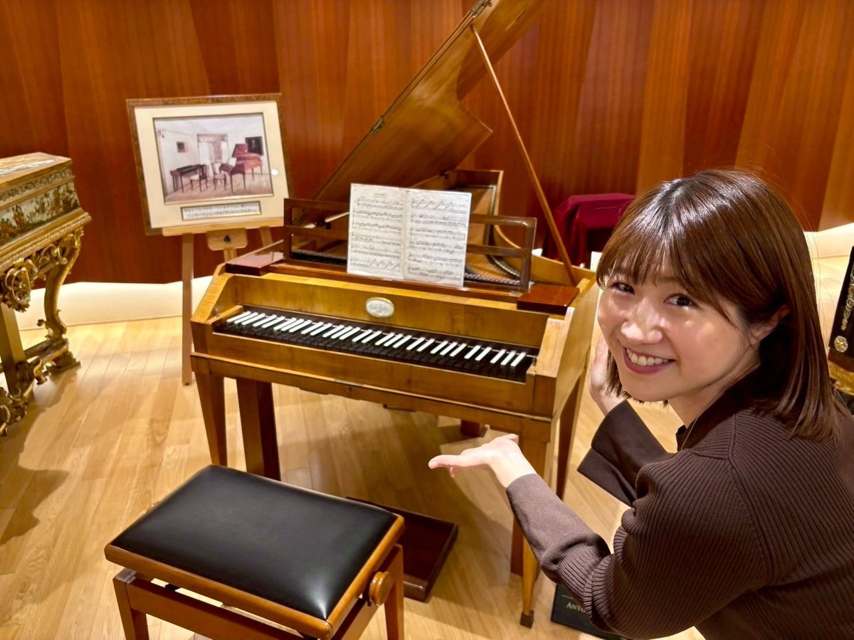 m_ongakushitsu's tweet photo. 皆さん！今日もお疲れさまです☺️

#ラジオの中の音楽室
#みんなの音楽室 

今シーズンラストとなる「課外活動」篇🎵
東京都新宿区の信濃町にあります、
「民音音楽博物館」での“音で旅する3日間“🎶　

2日目となる今日は‥学生時代「ピアノ」を専攻していた
#坂口愛美（@ami_sakaguchi_）  さんが、特に楽しみにしていた「古典ピアノ室」での模様をお送りします。

パンフレットの写真を見るだけでも圧巻の一言👏そのお部屋には、16世紀から20世紀まで、音楽史を彩った“名器“というべき歴史あるピアノがズラリと並んでいました。
こんな風に簡単に説明してしまうのも恐れ多いというくらい、とにかくこのラインナップは奇跡です✨

しかも観るだけではなく、そのピアノの音色を奏でて下さる演奏者の方もいらっしゃいまして、今日はそれぞれの持つ素晴らしい“歴史の音“を皆さんにお届けしてまいります🎹✨

あのモーツァルトが‥ベートーヴェンが‥ブラームスやシューベルトが‥偉大なる作曲家達が愛したピアノ。
今日も時空を超えた音楽の物語を是非お聴き下さい🎶

「みんなの音楽室」
このあと開校です📻

#民音 #音楽博物館
#古典ピアノ
#作曲家たちが愛したピアノ
#音色
#レポート