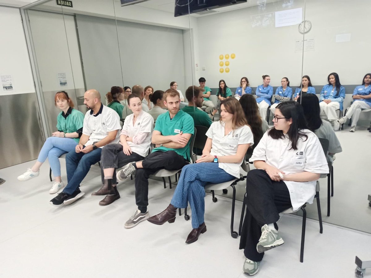 UCIGetafe's tweet photo. Este curso 2025-2026 seguimos apostando por la #simulación para la formación de nuestros residentes de #medicinaintensiva. Ayer, en el hospital simulado, casos clínicos de #sepsis y, como siempre, reforzando habilidades no técnicas #hospitaldegetafe https://t.co/N27cS8A8fr