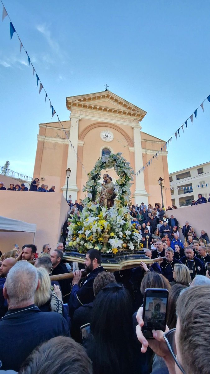 Rendimu onore oghje à San Ghjisè, patrone di #Bastia è di i bancalari.

Cume ogni annu, una bella ghjurnata di fede, di festa e di spartera à tutti! 

Un salutu particulare à i mo amichi cunfratelli è à tutti quelli chì facenu campà stu quartieru in stu ghjornu sacru.