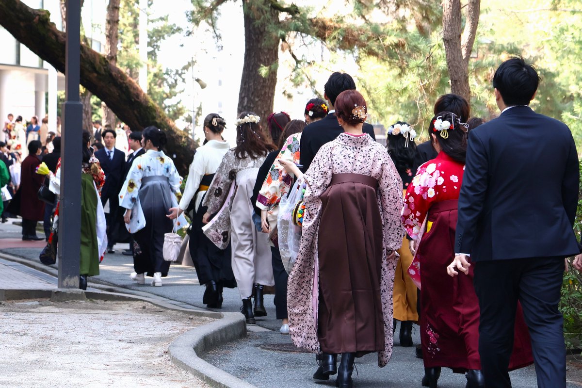 【News】2025年度卒業礼拝、卒業証書・学位記授与式を挙行

本日、2025年度卒業礼拝、卒業証書・学位記授与式を行い、学部生1,863名、大学院生40名、早期卒業者4名の合計1,907名が卒業し、新たな門出を迎えました。
ご卒業おめでとうございます🎓✨

詳細▼
seinan-gu.ac.jp/news/2026/1708…

#西南学院大学