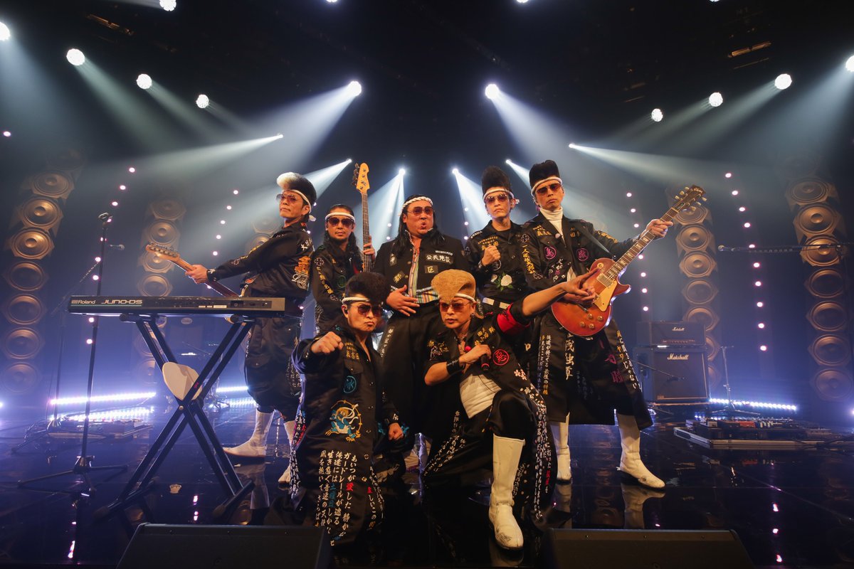 oricon's tweet photo. ロバート秋山が歌い続ける
『秋山歌謡祭』3/27(金)放送

氣志團とOne Night限りのコラボ決定❗️
「行こうぜ、委託運営の向こうへ」
https://t.co/D4SyMX98q5

#秋山歌謡祭 https://t.co/vm3WIMwtN8