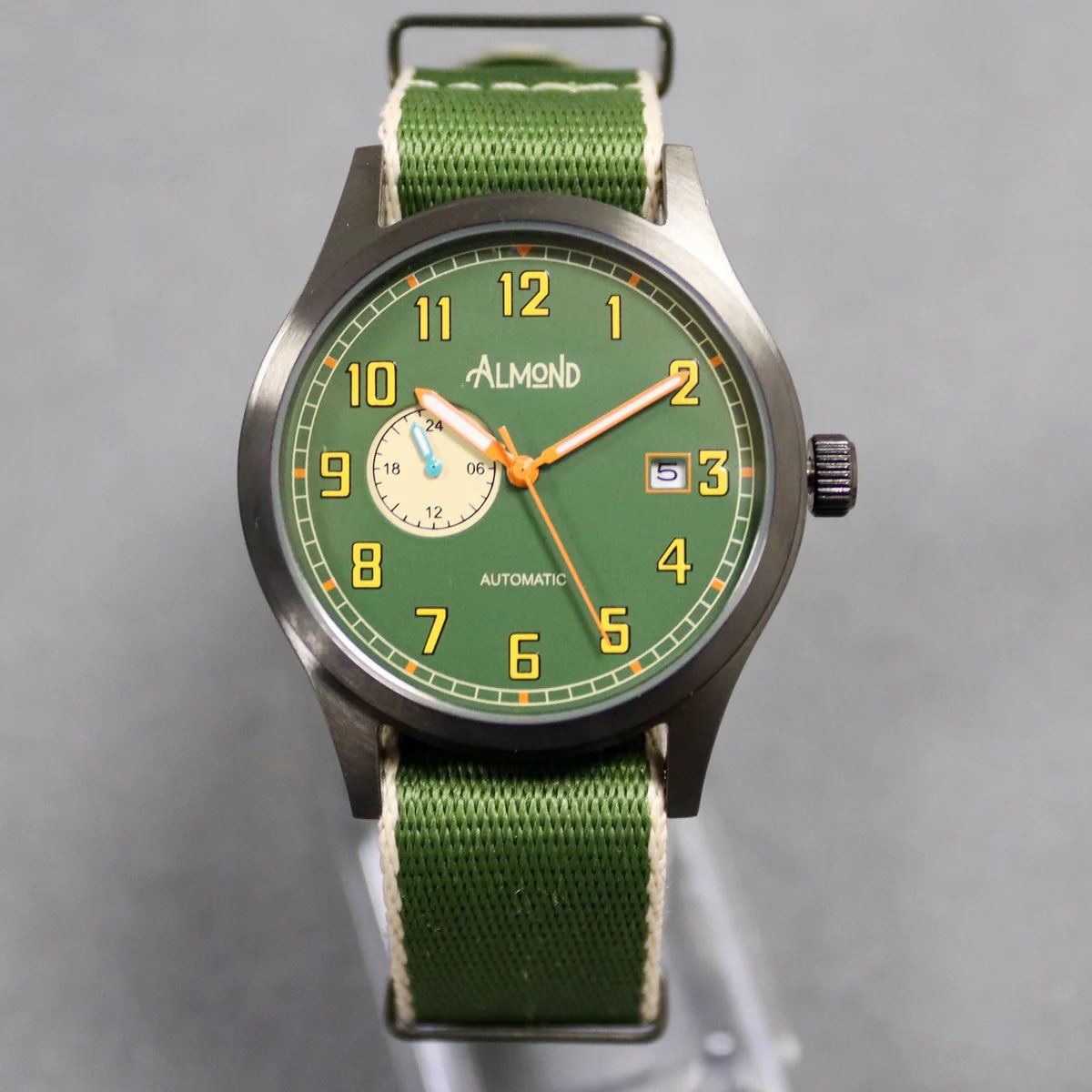 Riley Watch Co- a brilliant British independent brand that is creating exceptional timepieces at amazing values.  By combining a vintage aviation aesthetic with cool colors they design watches that are traditional yet bold.  Discover the collection at rileywatchco.com