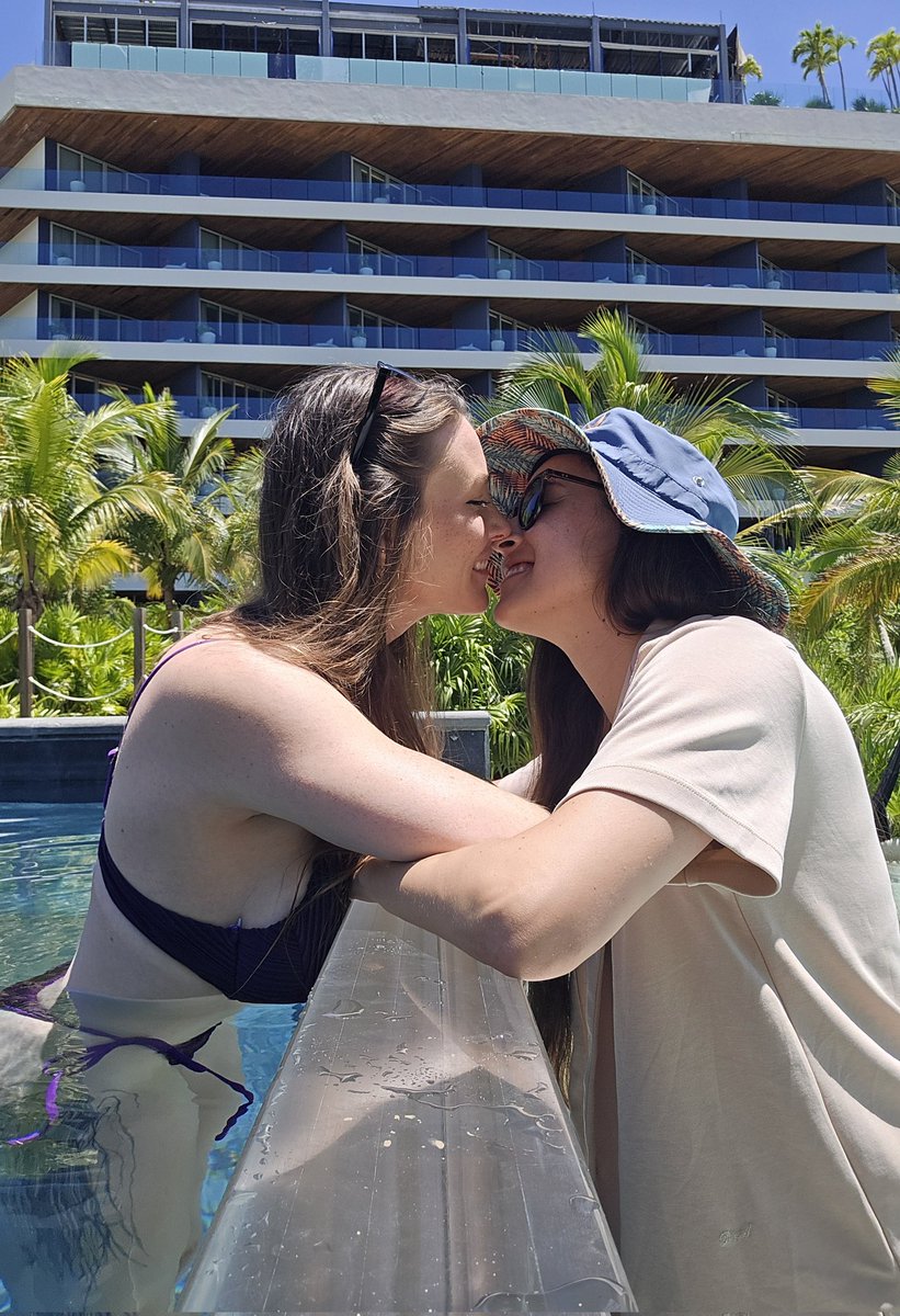 WATCHHOLLIE tweet media