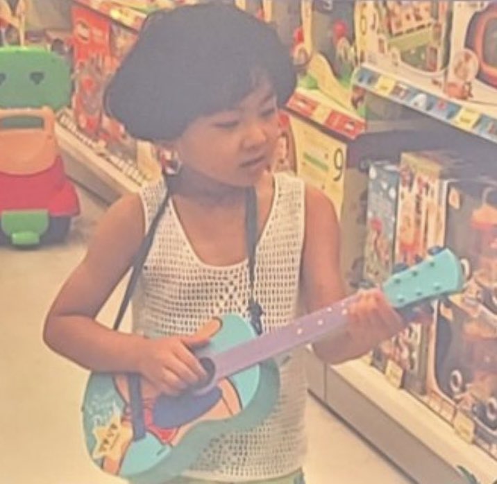 Ralat sedikit 🤏

Rambut Jungwon itu aslinya enggak ber-volume, makanya eommanya suka kalo liat rambut Jungwon tuh diperm wkwk soalnya ngembang gitu kan kalo diperm. Tapi Jungwon tuh gak suka diperm soalnya temennya ngejek dia 'rambut ramyeon' makanya tiap mau perm, eomma Jungwon