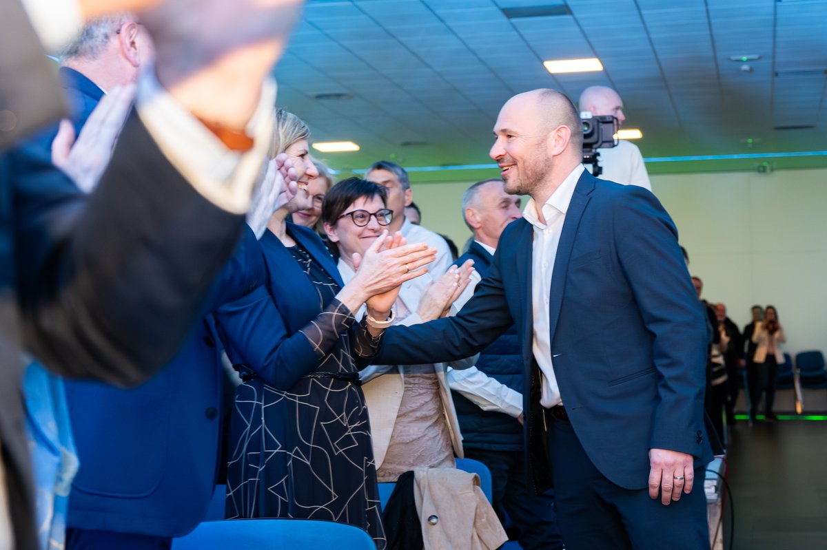 NovaSlovenija's tweet image. Kakšna energija, kakšen naboj na sinočnji volilni konvenciji skupne liste NSi, @strankaSLS, @Fokus_stranka. Tega ne more izmeriti nobena anketa. 

Polna dvorana je dihala in čutila kot eno. Za zavezništvo NSi, SLS, FOKUS. Za Slovenijo!

#skupaj #nsi #sls #fokus #volitve2026