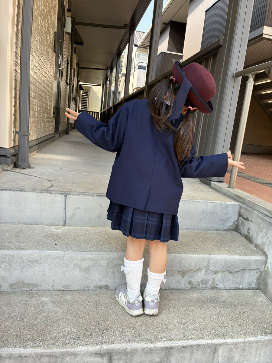 chapecco415's tweet photo. 年少終了式🌸入園した頃と比べて身長伸びたな〜制服のスカート丈が膝下から膝上に🥺明日から春休みが始まる、、毎日何しよう🫠 https://t.co/8D5fB1Q4Uo
